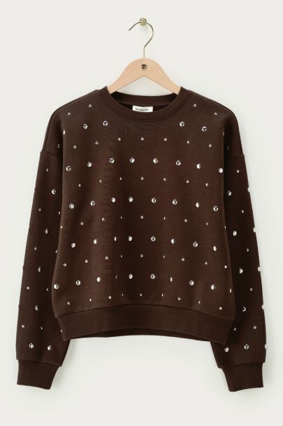 Dunkelbraunes Sweatshirt mit silberfarbenen Nieten