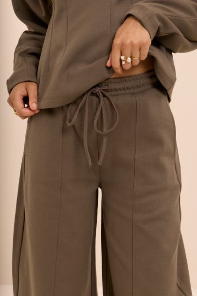 Dark green jogger trousers with drawstring