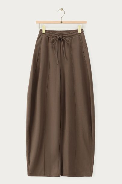 Dark green jogger trousers with drawstring