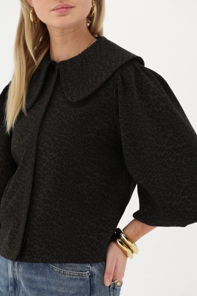 Donkergroene panterprint top met kraag