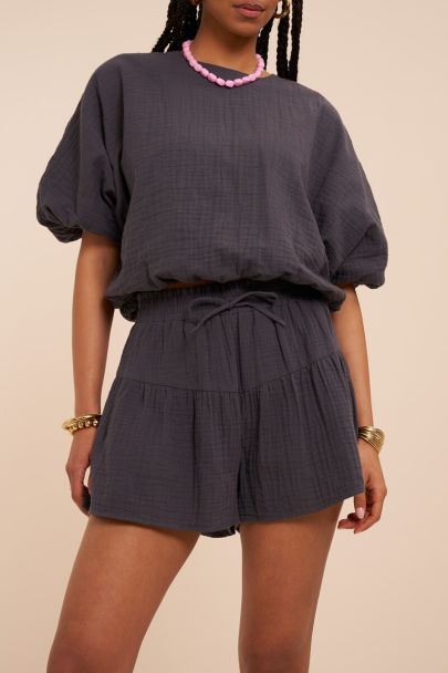 Short en mousseline gris fonc&eacute; &agrave; volants