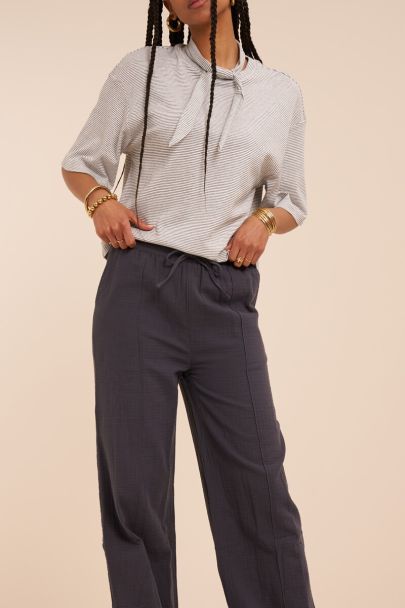 Dunkelgraue, weite Musselin-Hose mit Biesen