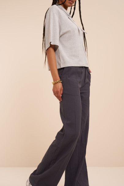 Dunkelgraue, weite Musselin-Hose mit Biesen