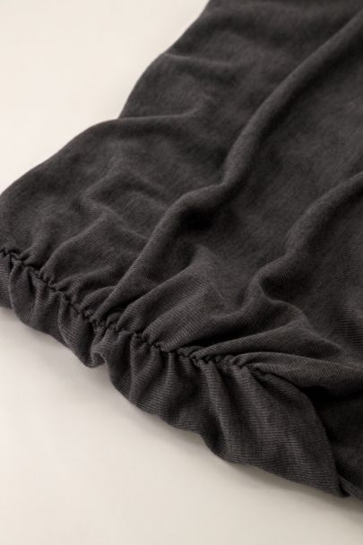 Donkergrijze off-shoulder top gedrapeerd