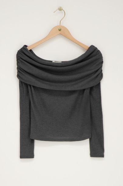 Donkergrijze off-shoulder top gedrapeerd