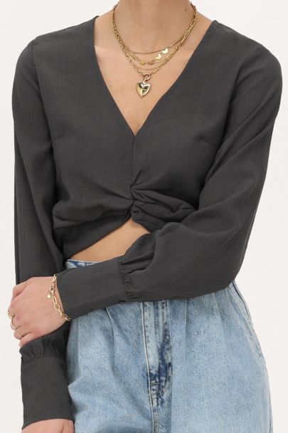 Dunkelgraues, strukturiertes Oberteil mit Knopf