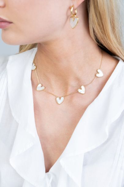 Fijne ketting met parelmoer hartjes