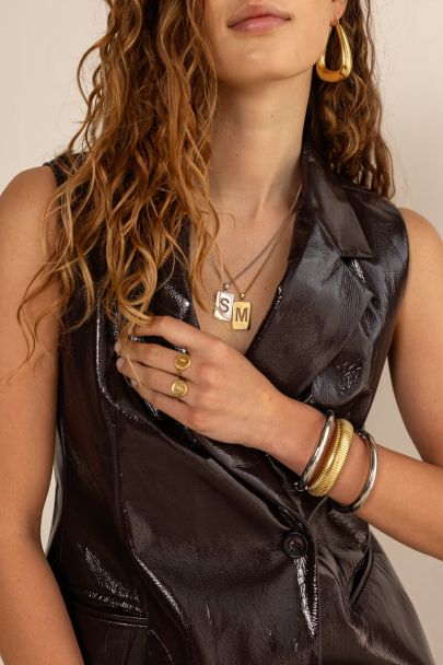 Lange ketting met vierkante initial bedel