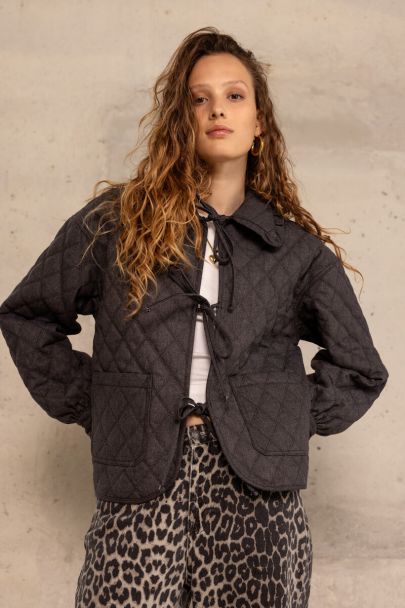 Grijze jas met strikjes