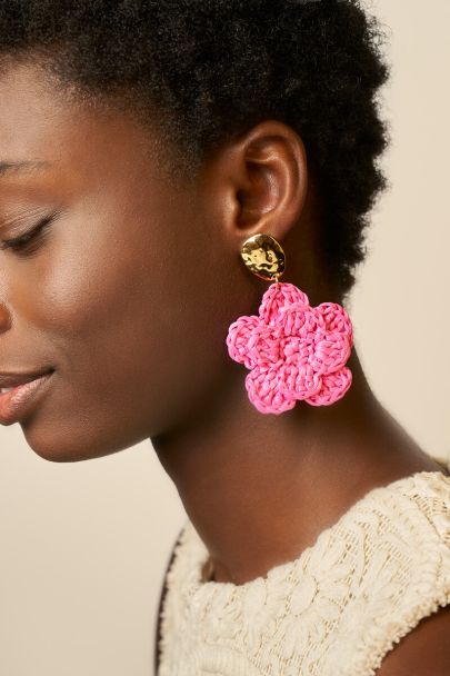 Oorhangers met roze raffia bloem