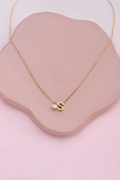 Collier initiale avec perle d'eau douce