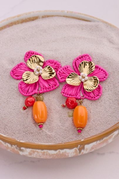 Tropical statement oorhangers met roze bloem en kralen