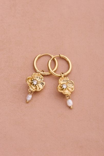 Creolen mit Ranunkelbl&uuml;te und S&uuml;&szlig;wasserperlen