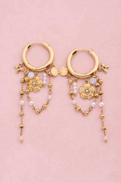 Oorringen met zoetwaterparels en bloemen