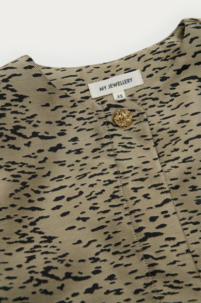 Goldfarbenes Oberteil mit Puffärmeln und Tierprint