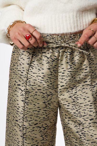 Goldfarbene weite Hose mit Tierprint