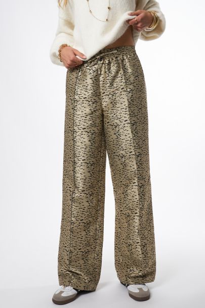 Goldfarbene weite Hose mit Tierprint