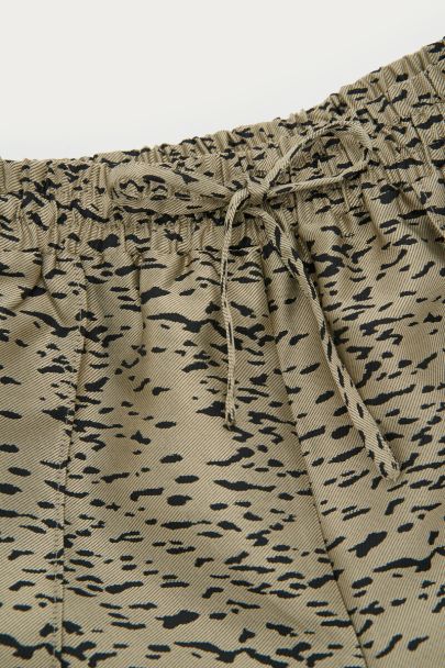 Goldfarbene weite Hose mit Tierprint