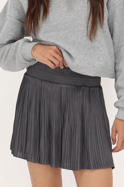 Grauer Faltenrock mit Gummizug im Bund
