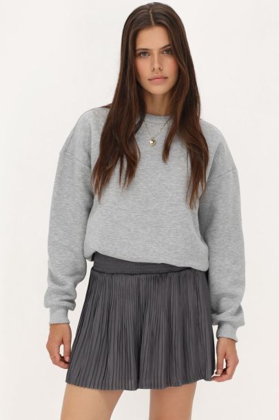 Grauer Faltenrock mit Gummizug im Bund