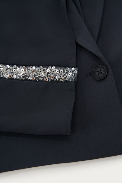 Grijze cropped blazer met satijnen mouwen & pailletten tapes