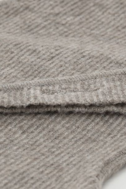 Grijze capuchon sjaal