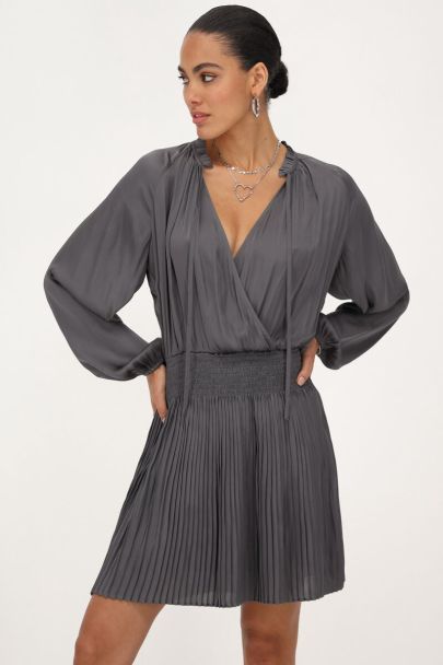 Robe grise plissée satinée