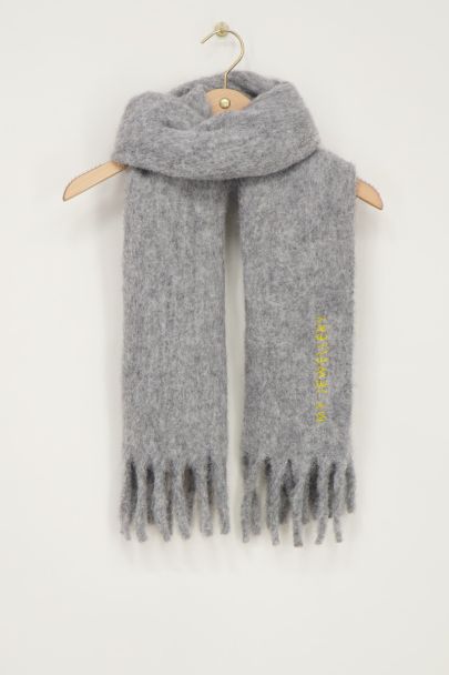 Grey scarf with twisted fringes