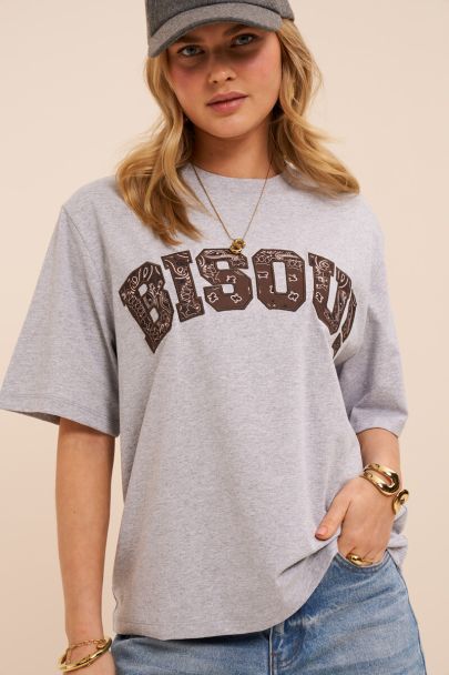 Grijs T-shirt met bandana print "Bisou"