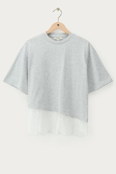 Graues T-Shirt mit schrägem Spitzeneinsatz