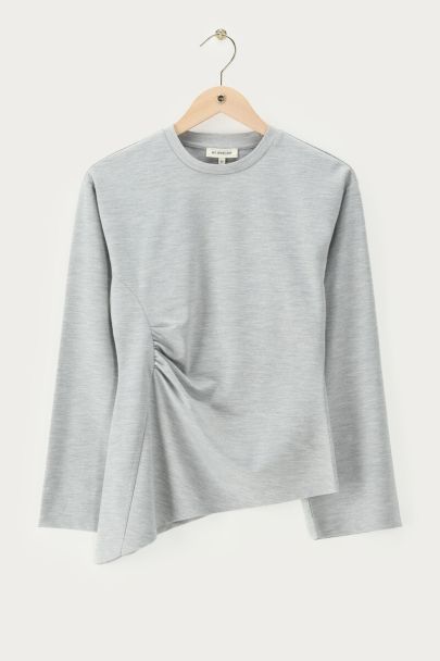 Graues Langarmshirt mit Falten