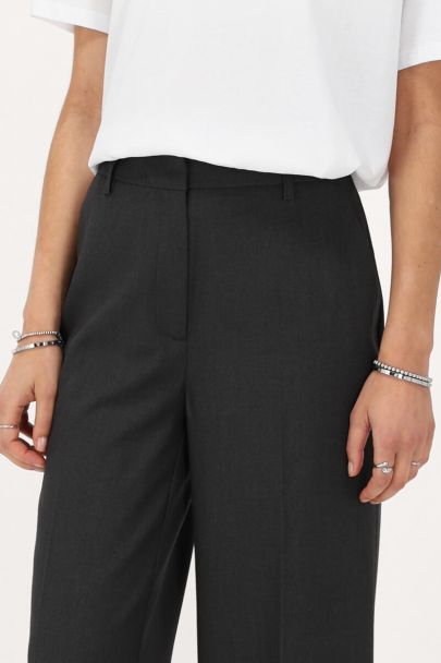 Pantalon large gris avec poches latérales