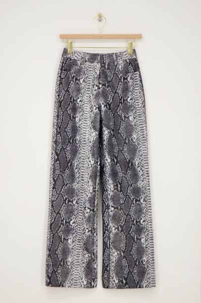 Graue Hose in Lederoptik mit Schlangenmuster