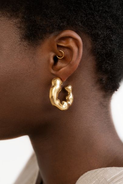 Bold oorringen in organische look