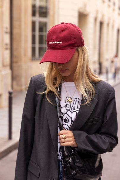 Burgundy pet "Oui mais non"