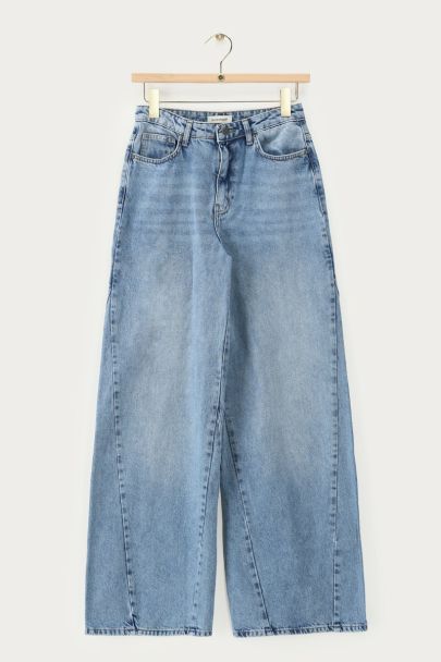 Hellblaue flared Jeans