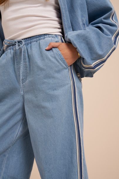Hellblaue Denim-Hose mit Streifen 