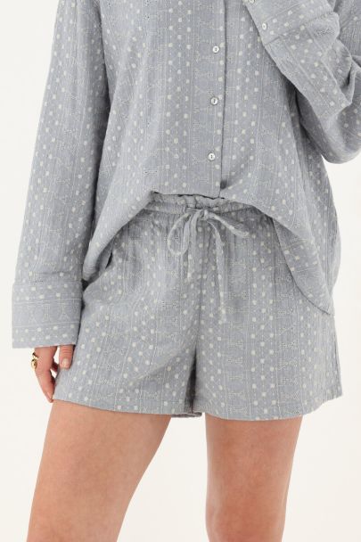 Short bleu clair avec détails brodés