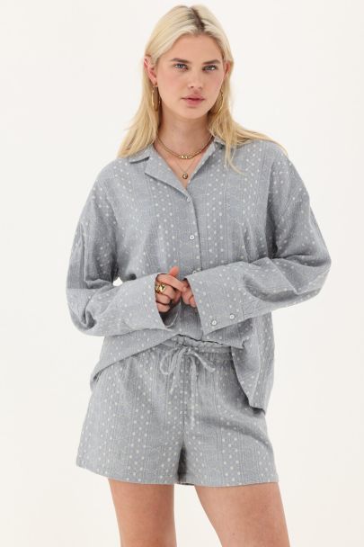 Short bleu clair avec détails brodés