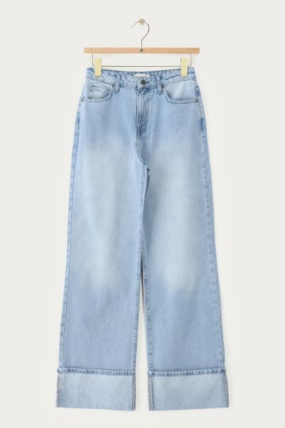 Hellblaue Jeans mit weitem Bein und Umschlag