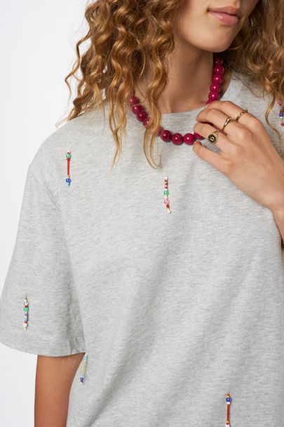 Lichtgrijs T-shirt met gekleurde kralen franjes