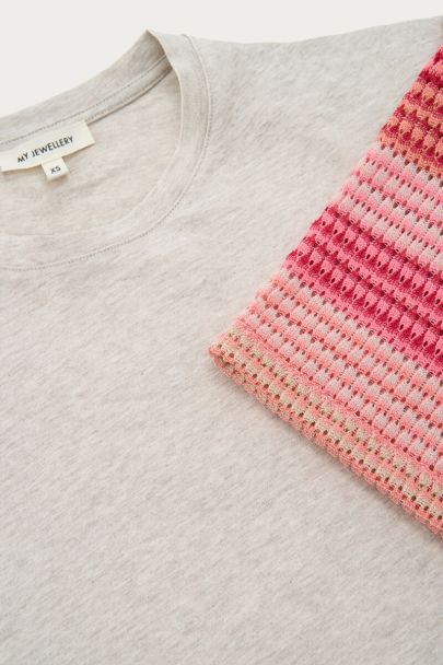 Beige T-shirt met roze gestreepte mouwen