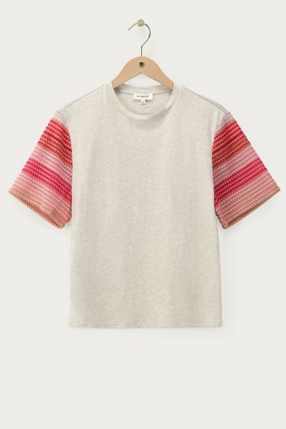 Beige T-shirt met roze gestreepte mouwen