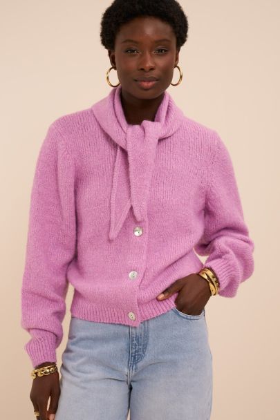 Fliederfarbener Cardigan mit Schal