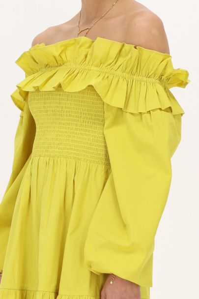 Limegroene jurk met ruffles & smock