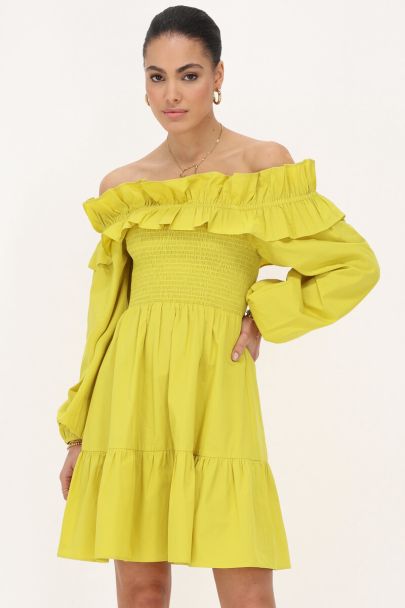 Limegroene jurk met ruffles & smock