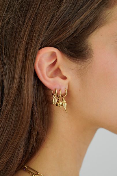 Mer set van drie oorringen met schelpen