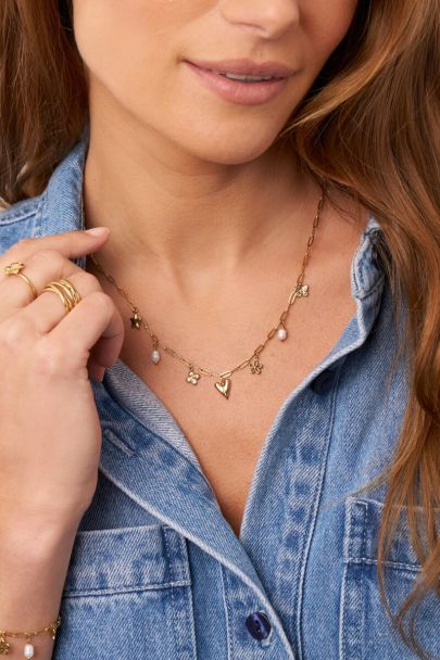 Collier &agrave; maillons minimalistes avec sept charms