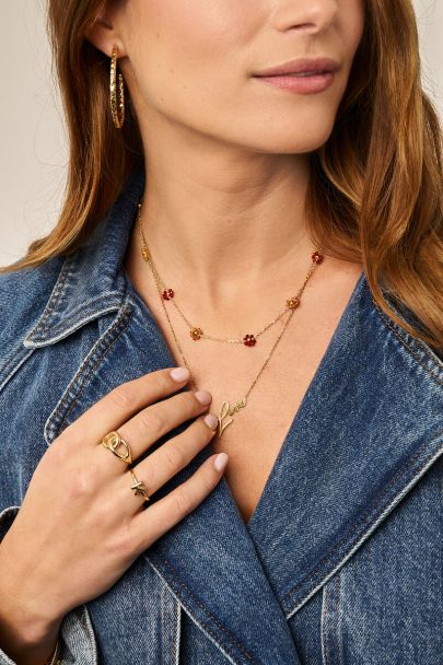 Minimalistische ketting met burgundy bloemen kralen