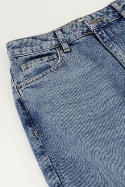 Klassische blaue Jeans mit weitem Bein